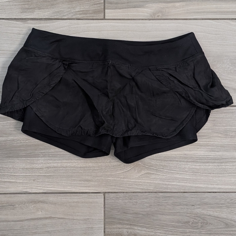 🥁 Athleta Black Flutter Skort